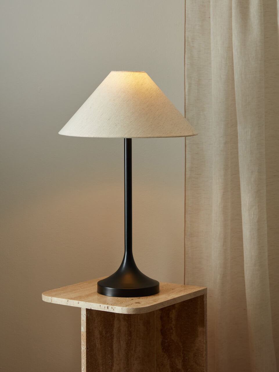 Lampe de table noire Ivar avec abat-jour naturel
