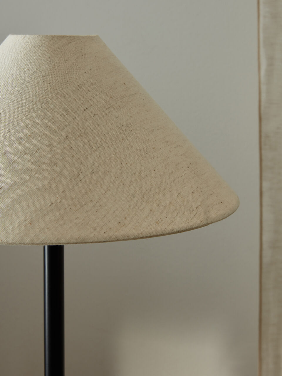 Lampe de table noire Ivar avec abat-jour naturel