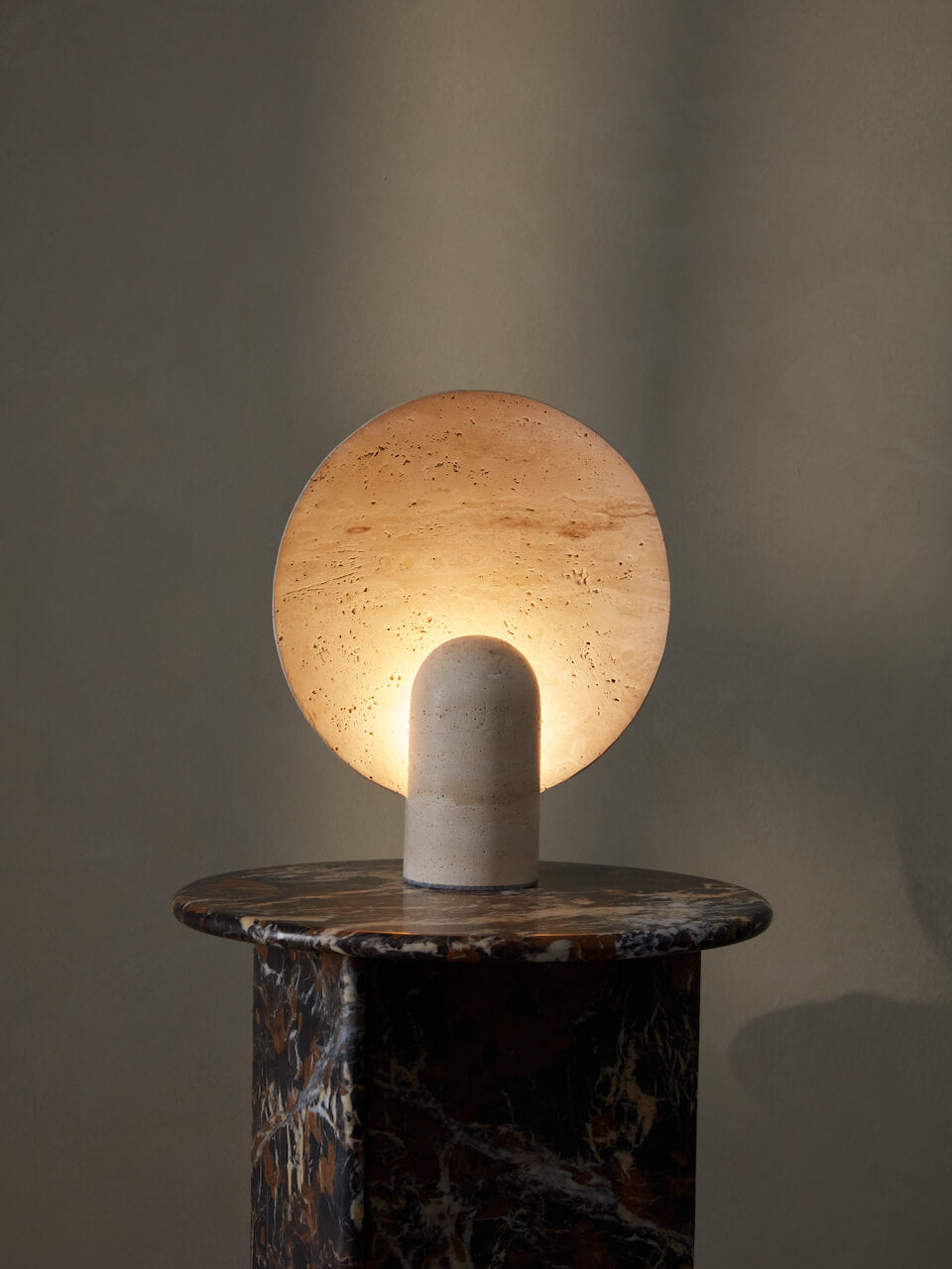 Lampe en travertin Kiran
