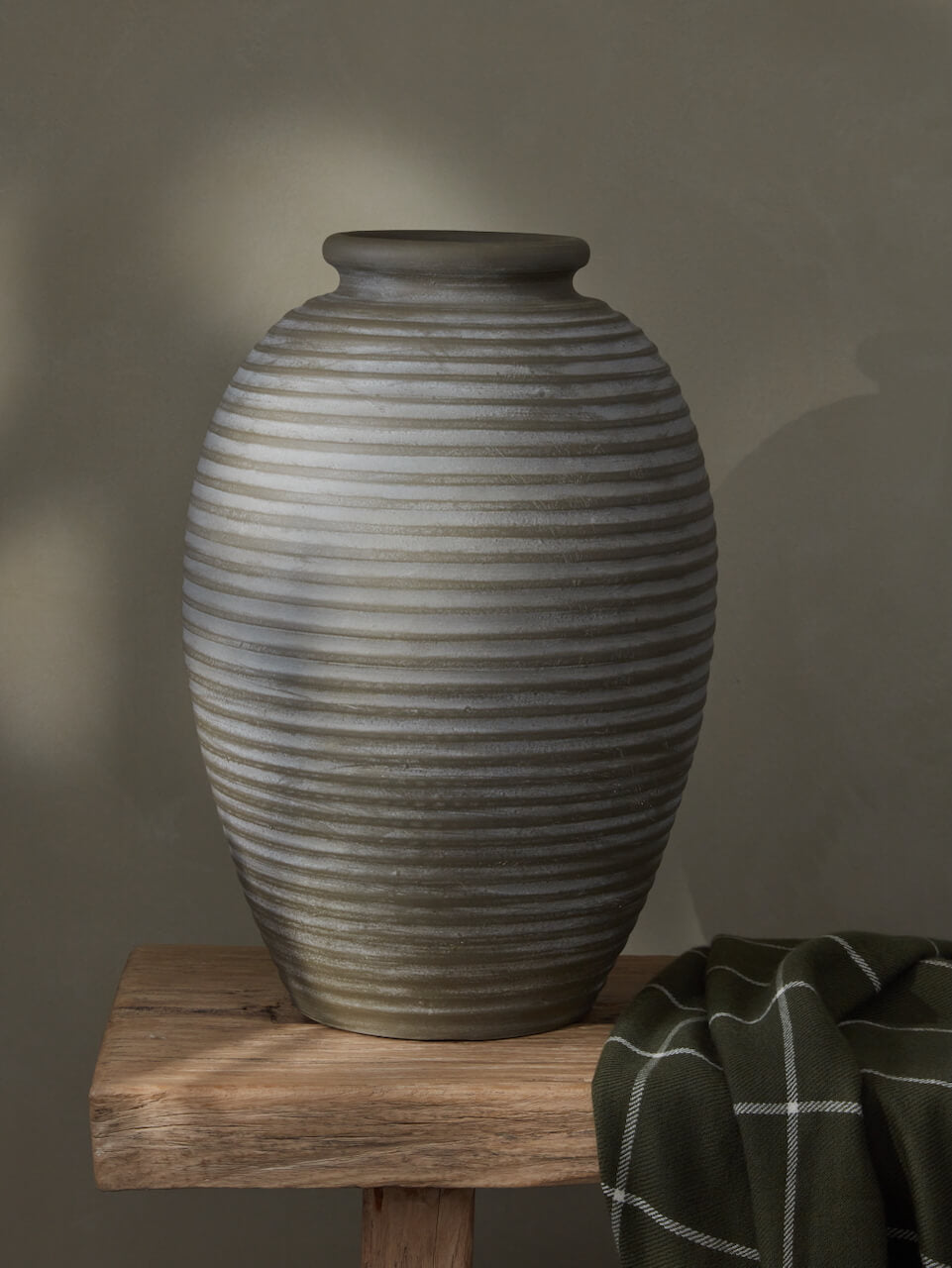 Vase côtelé en marbre
