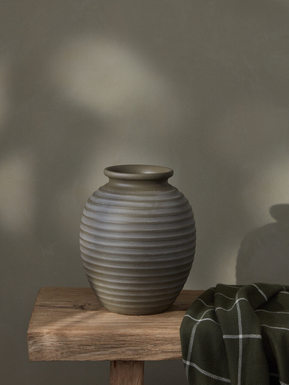 Vase côtelé en marbre