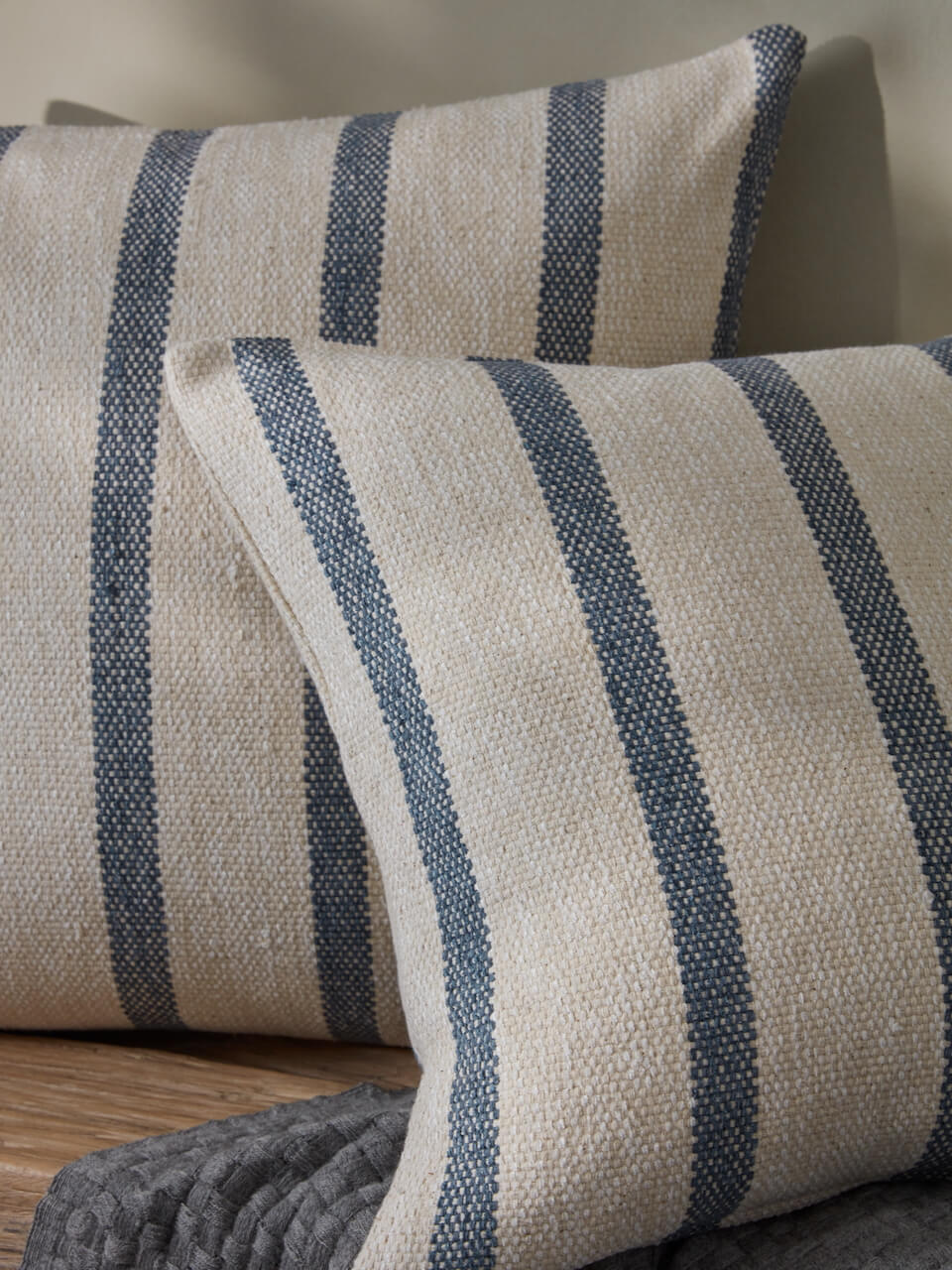 Housse de coussin à rayures acier et crème
