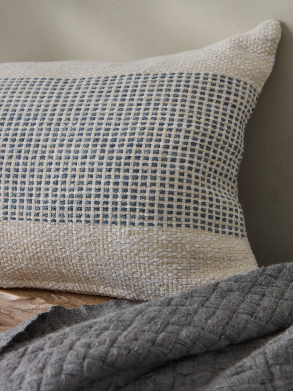Housse de coussin tissée acier et crème 30x50