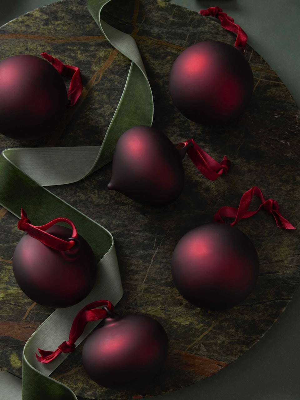 Lot de 6 boules bordeaux givrées