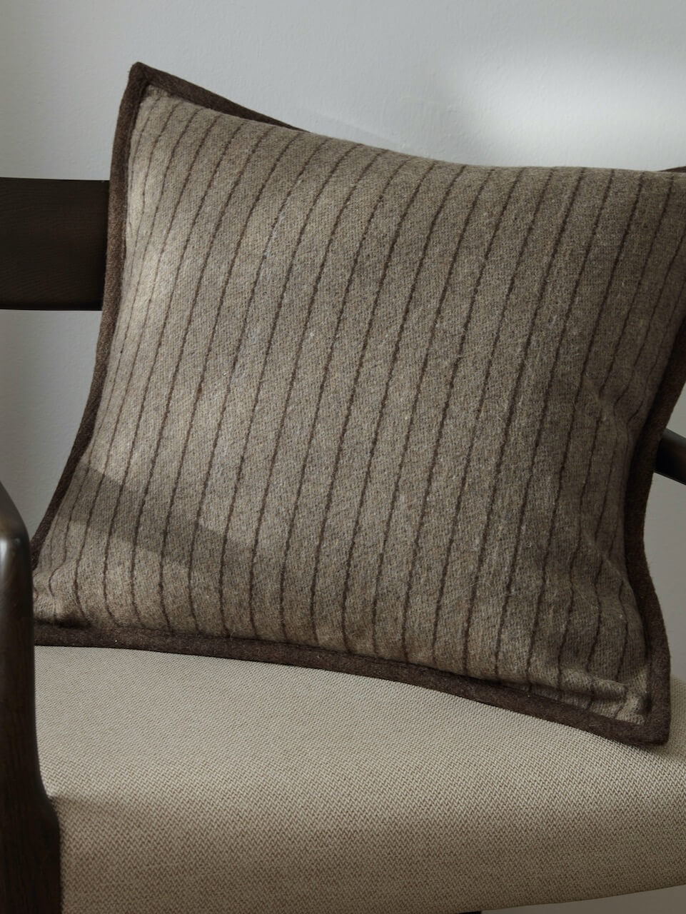 Housse de coussin en laine à rayures marron 50 x 50 cm