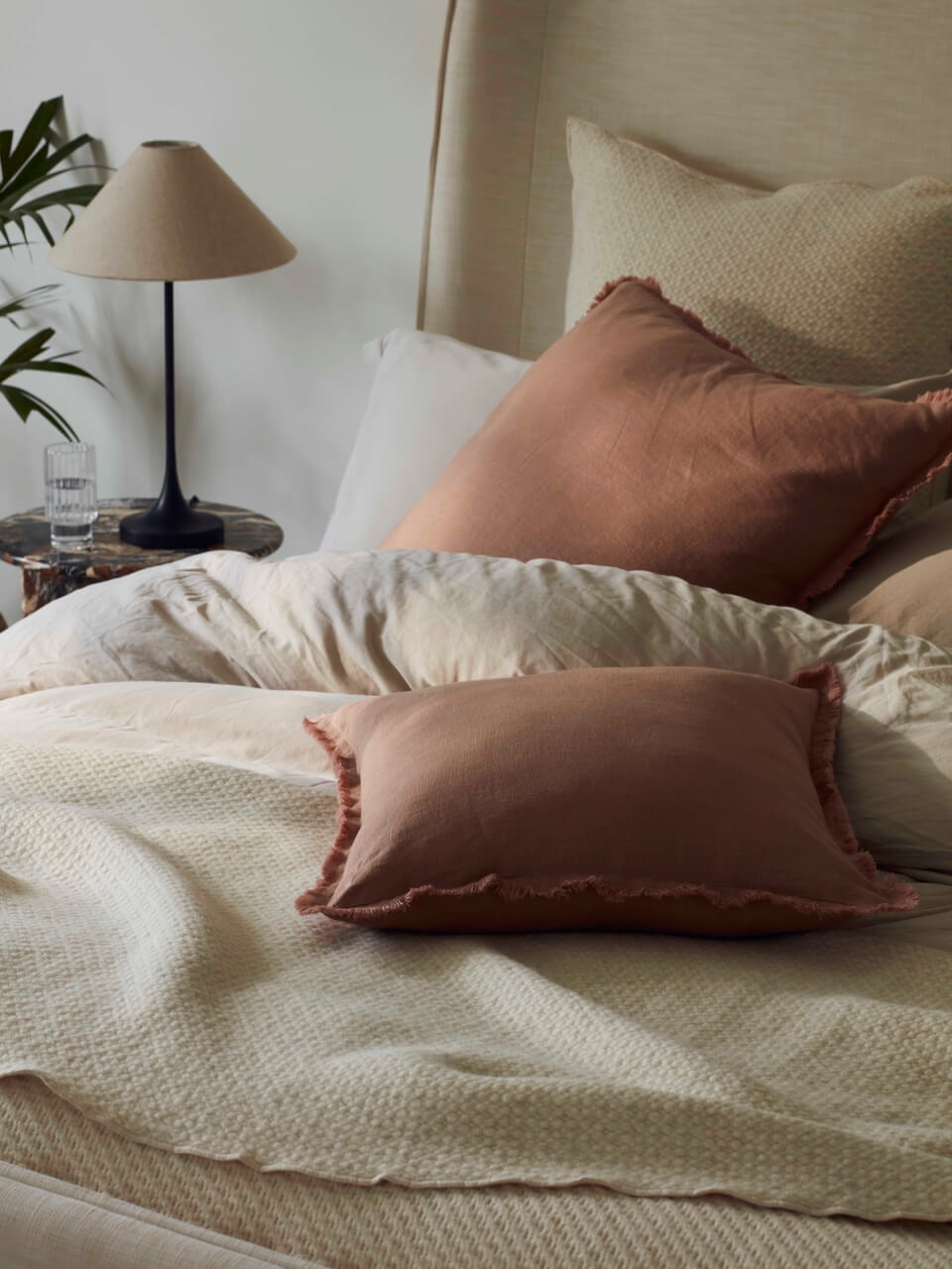 Lampe de table noire Ivar avec abat-jour naturel