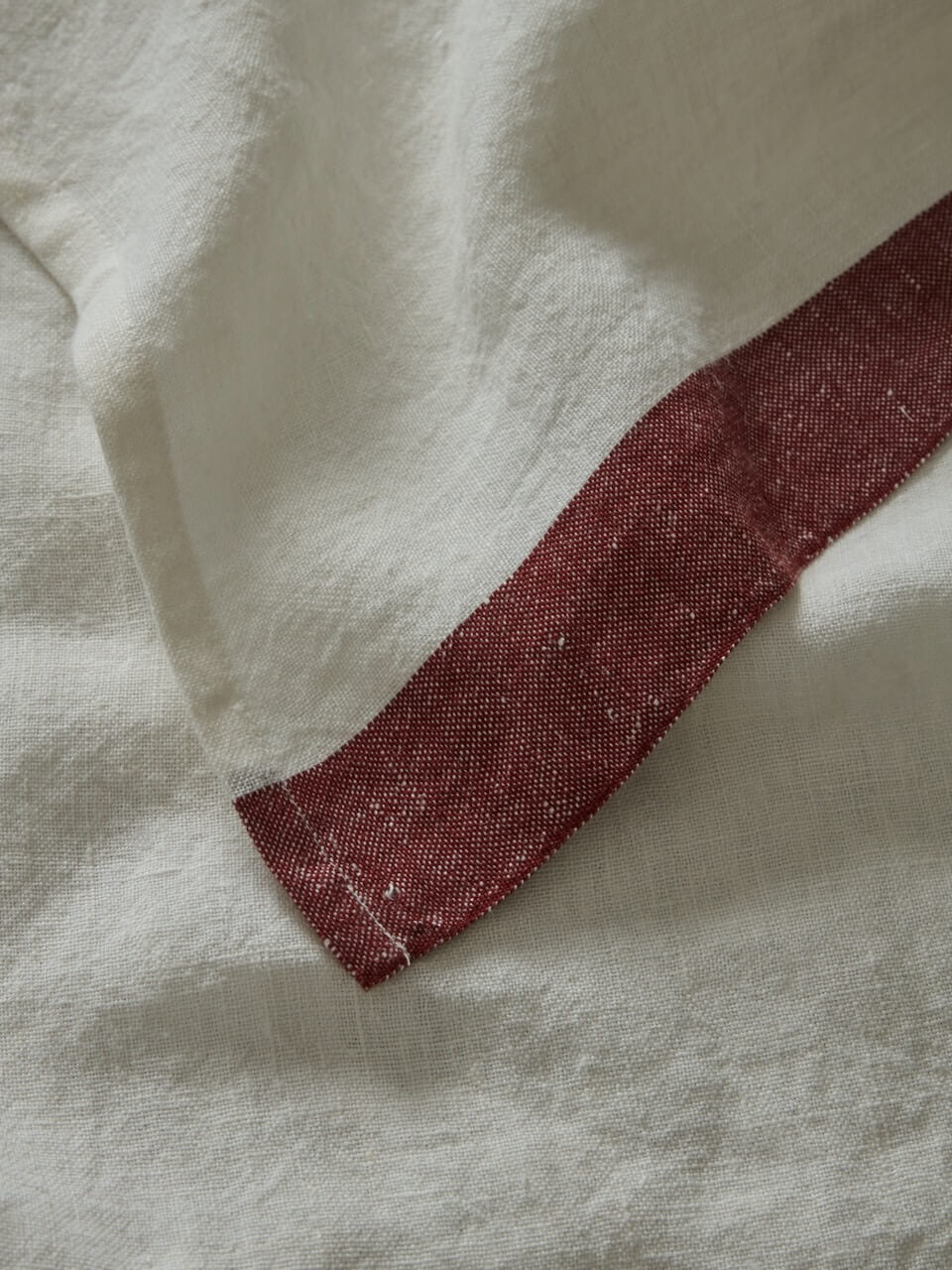 Nappe en lin avec bordure bordeaux