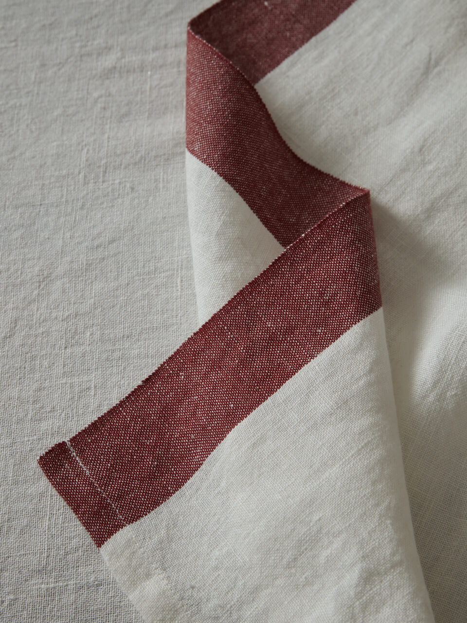 Chemin de table en lin avec bordure bordeaux