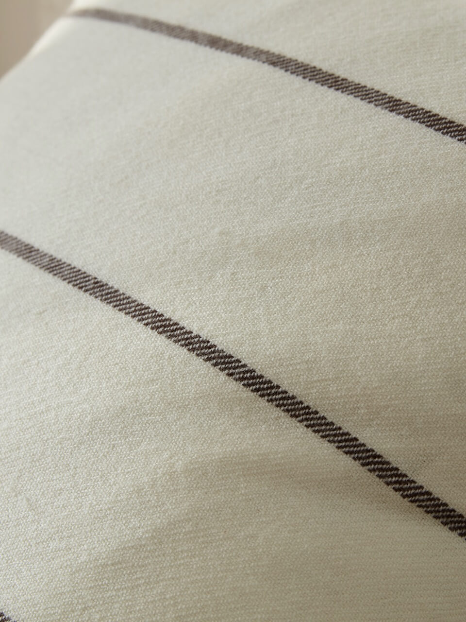 Housse de coussin en laine à rayures crème et marron 50x50