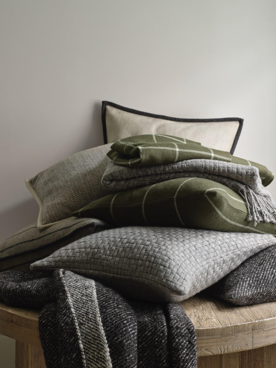 Housse de coussin en laine à chevrons gris 50 x 50 cm