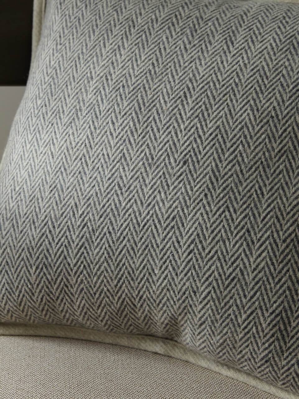 Housse de coussin en laine à chevrons gris 50 x 50 cm