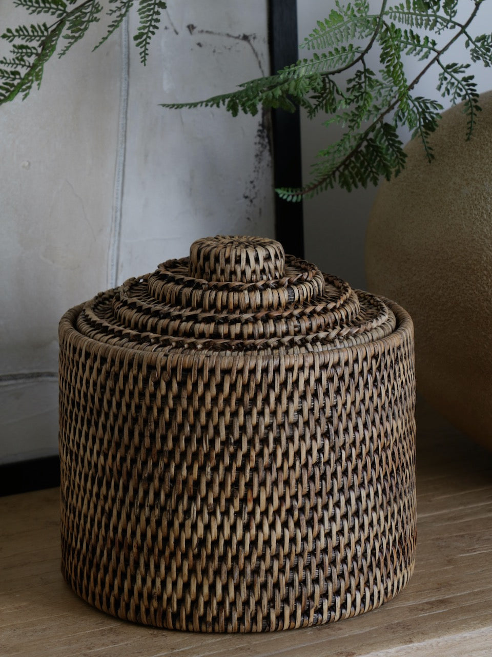 Boîte de rangement à couvercle de taille moyenne en rotin brun antique Leith
