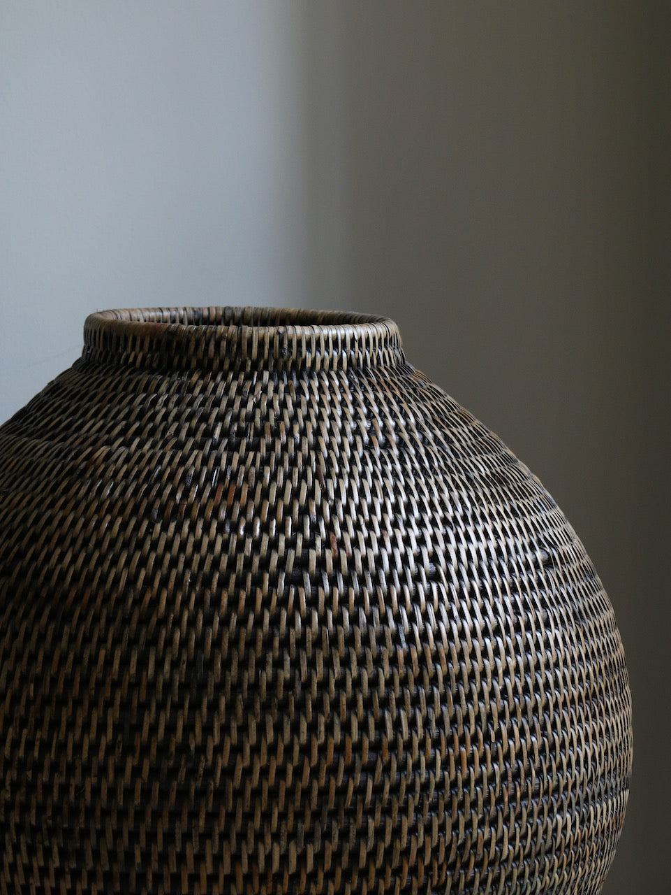 Vase en rotin brun antique Lundie