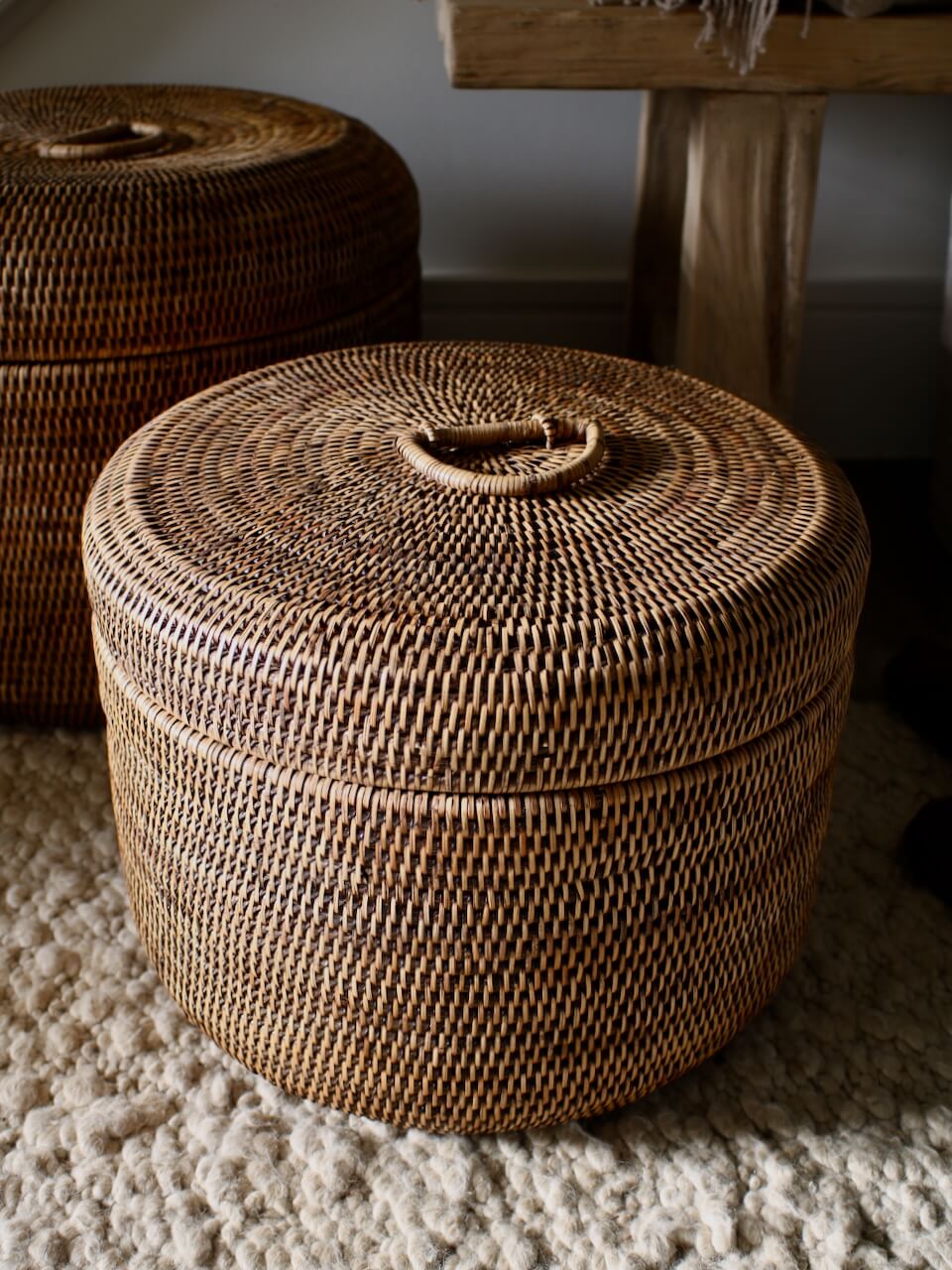 Coffre de rangement rond en rotin marron antique Ely