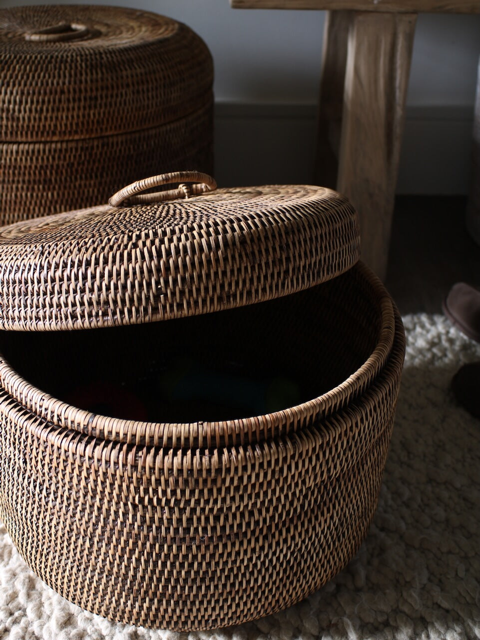 Coffre de rangement rond en rotin marron antique Ely