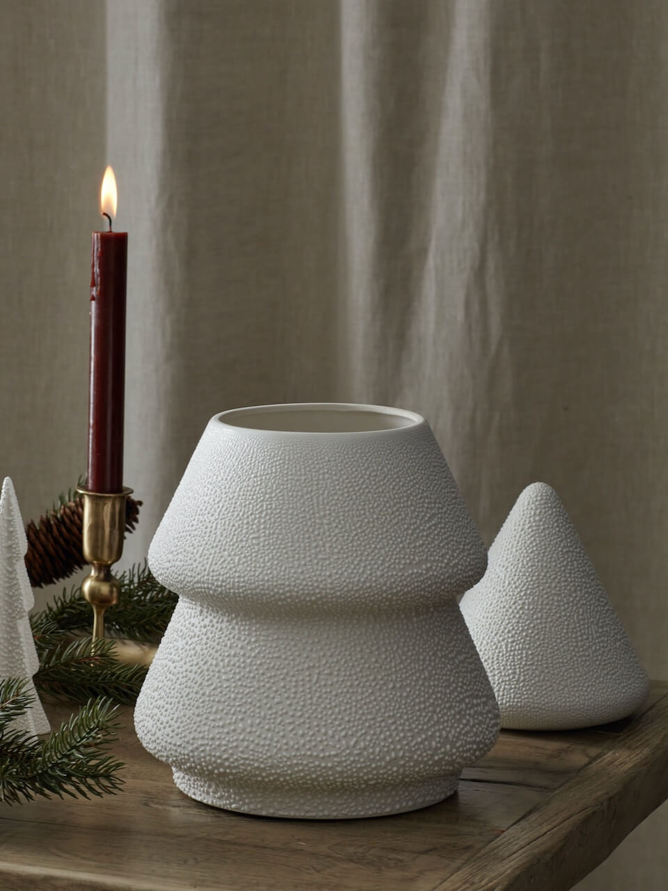 Grand pot en céramique blanche texturée en forme d'arbre