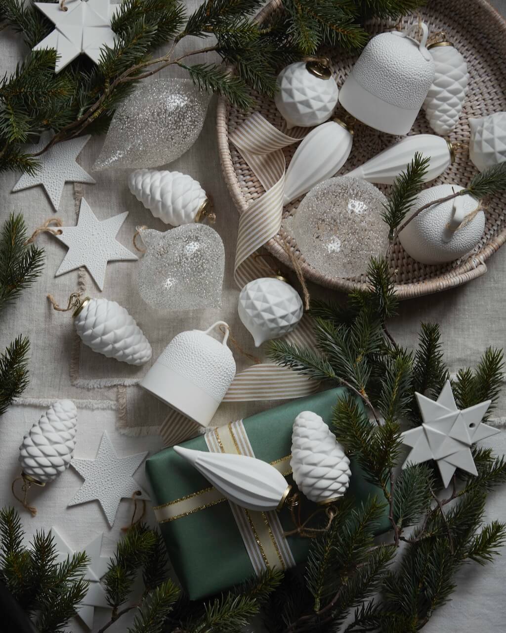 Lot de 6 décorations en forme de pomme de pin en céramique blanche