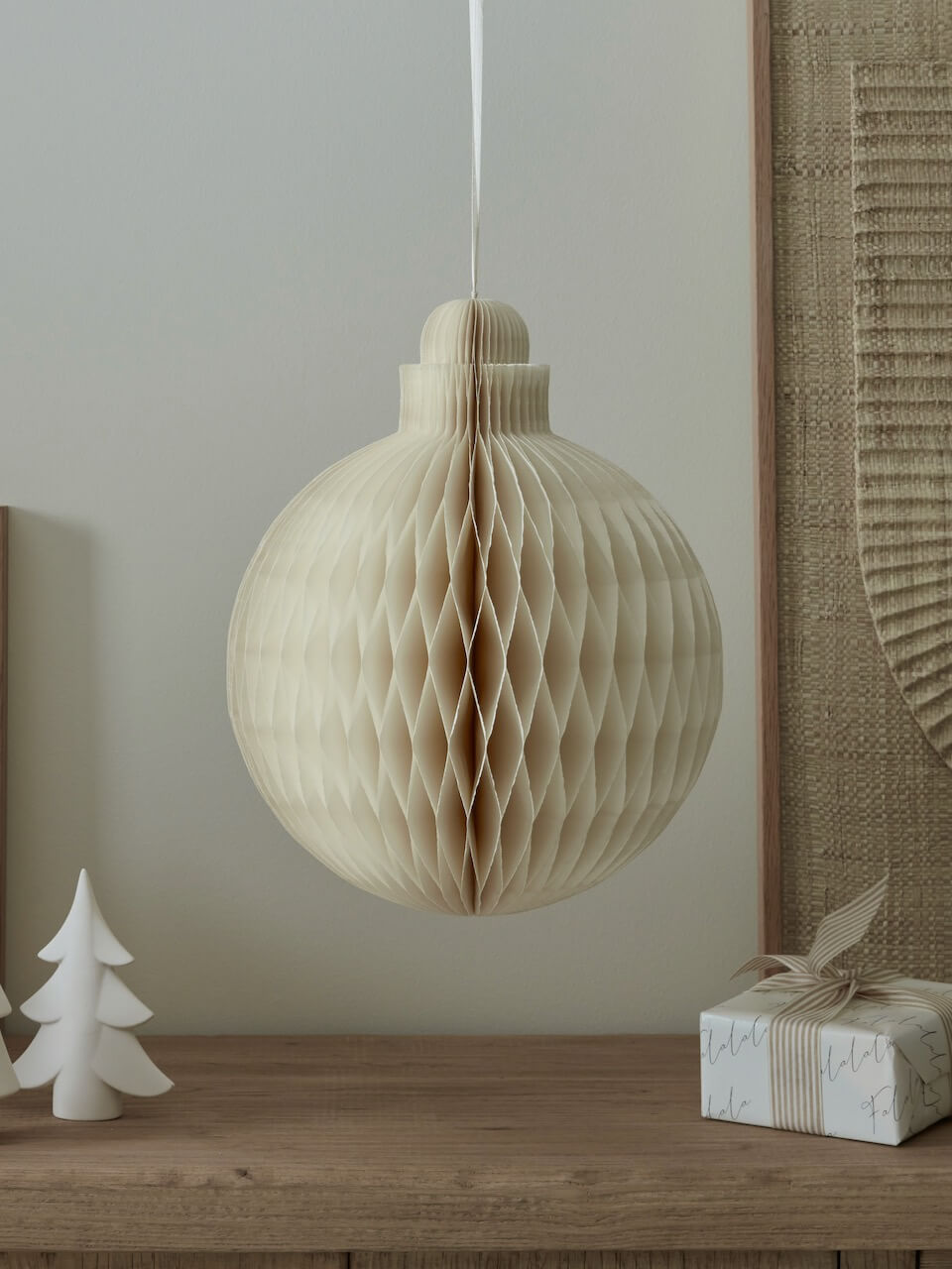 Boule de Noël extra large en papier blanc en forme de concertina