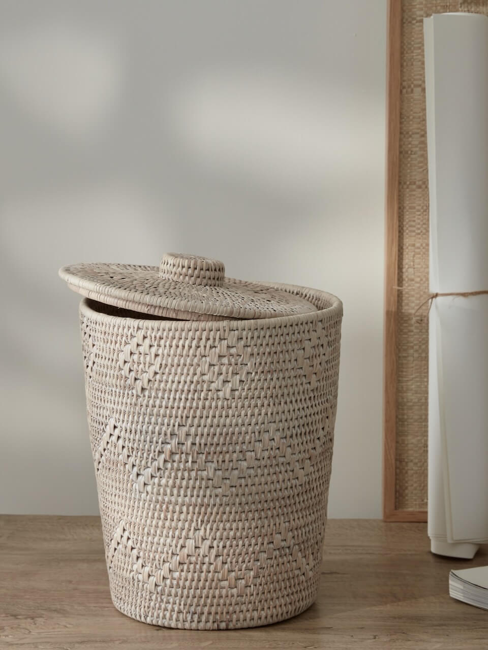 Corbeille à papier avec couvercle en rotin blanc Lavan