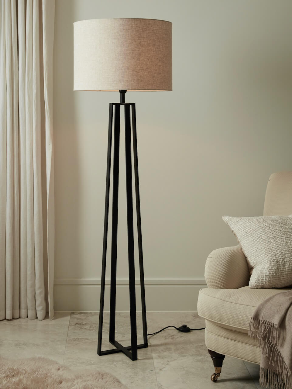 Lampadaire Zane noir avec abat-jour naturel