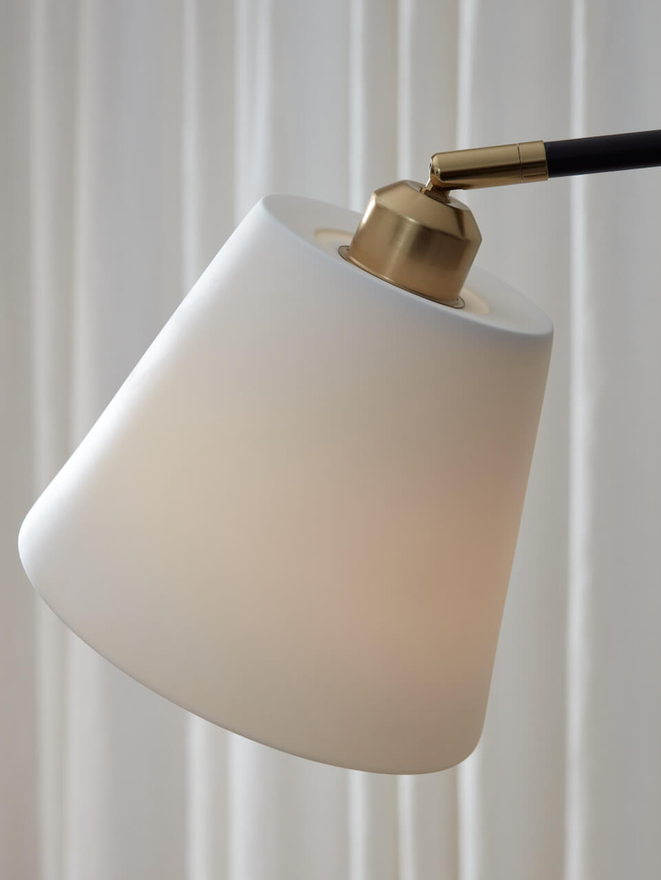 Lampadaire et abat-jour en porcelaine noire Hoshi
