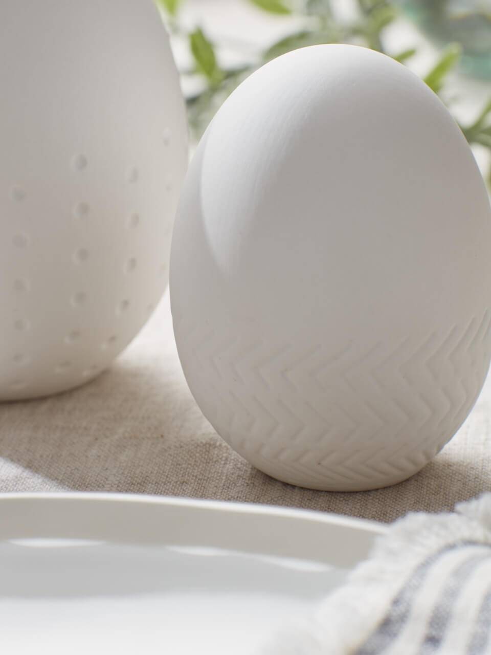 Lot de 2 décorations d'œufs en céramique blanche détaillées