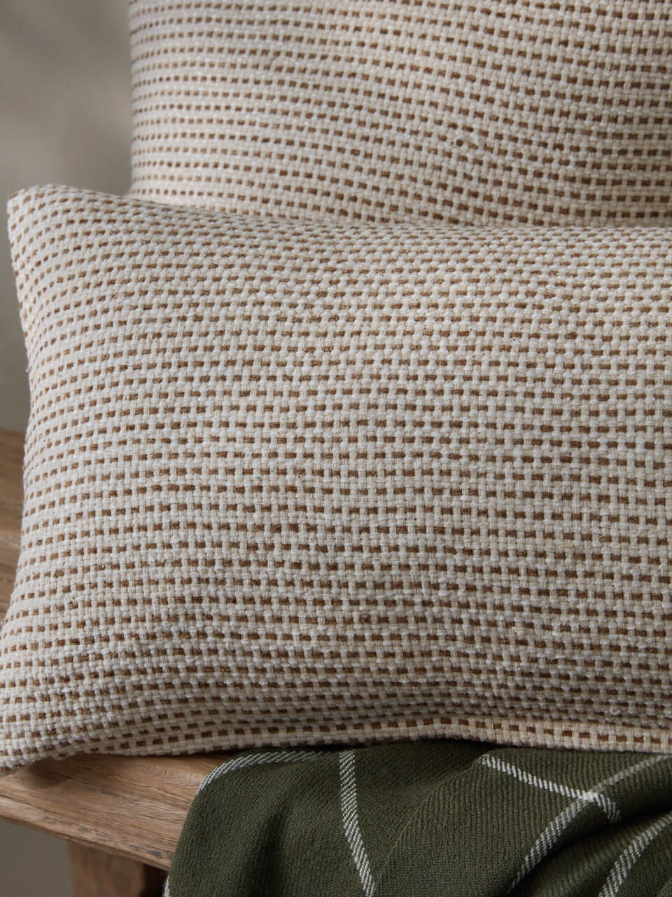 Housse de coussin en coton à fines rayures muscade