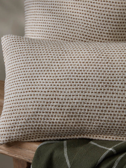 Housse de coussin en coton à fines rayures muscade