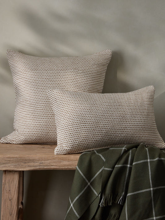Housse de coussin en coton à fines rayures muscade