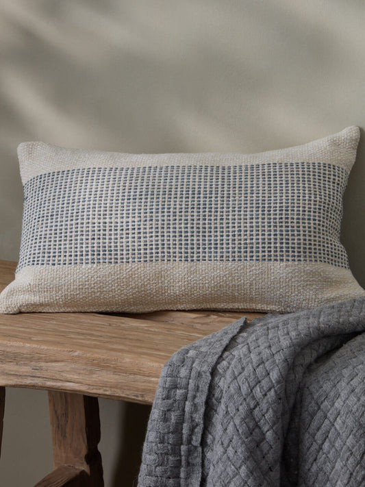 Housse de coussin tissée acier et crème 30x50
