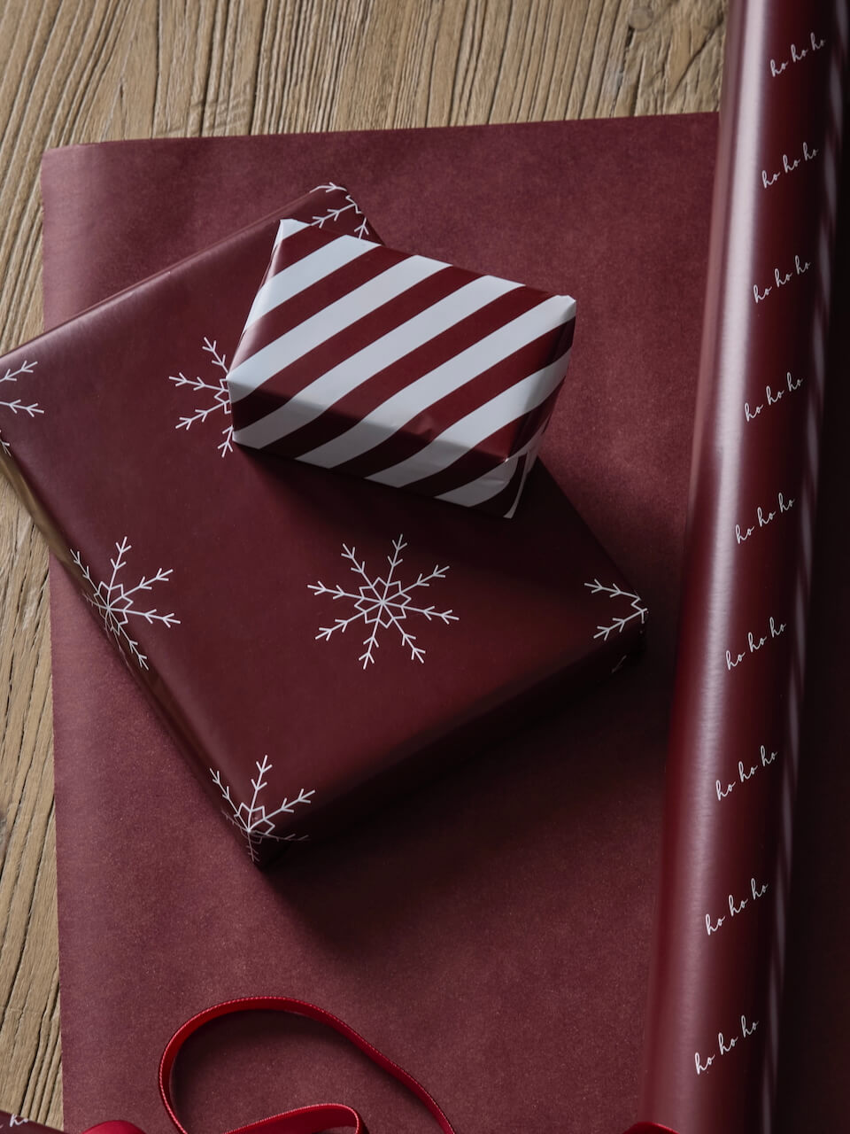 Papier cadeau flocon de neige bordeaux 10 m