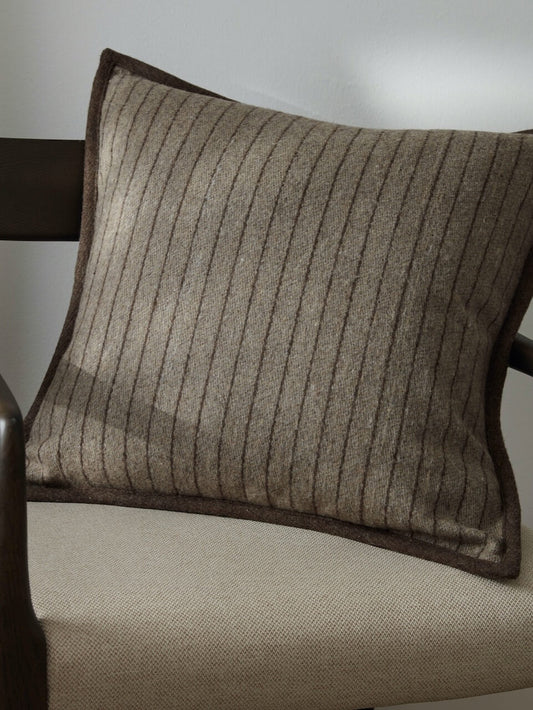 Housse de coussin en laine à rayures marron 50 x 50 cm
