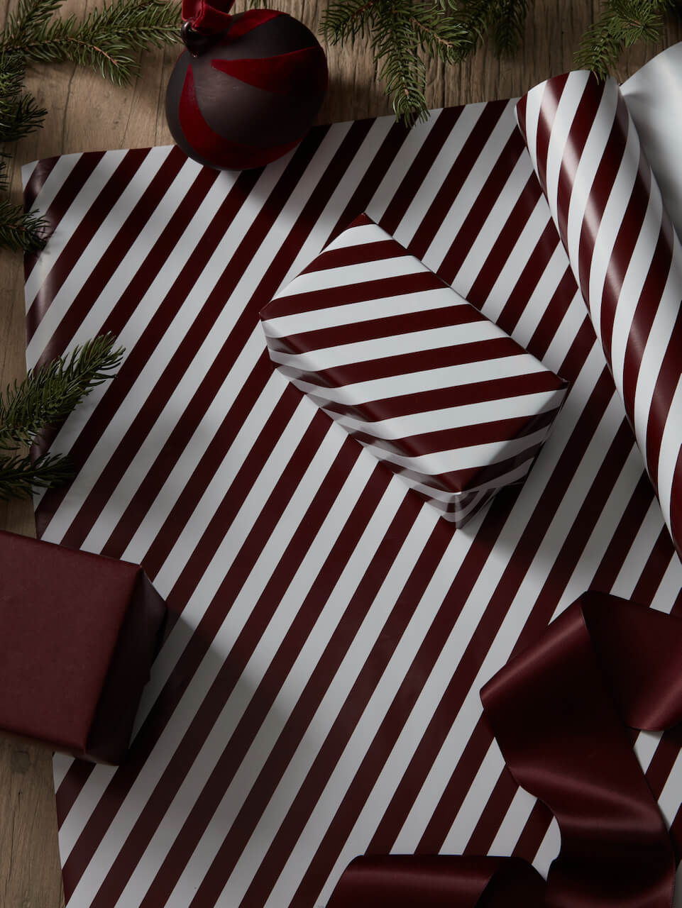 Paquet de papier cadeau 10 m - Bordeaux - Lot de 4 rouleaux