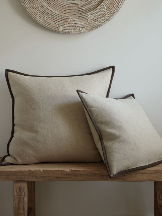 Housse de coussin en laine crème avec bordure marron