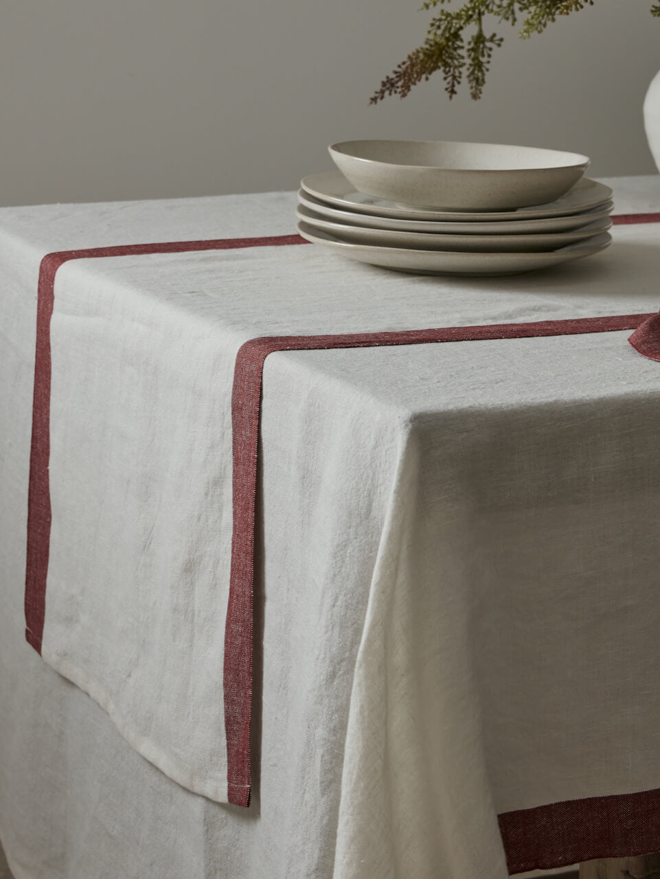 Chemin de table en lin avec bordure bordeaux