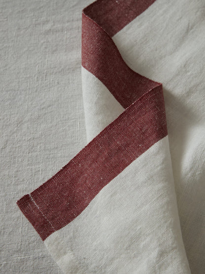 Chemin de table en lin avec bordure bordeaux