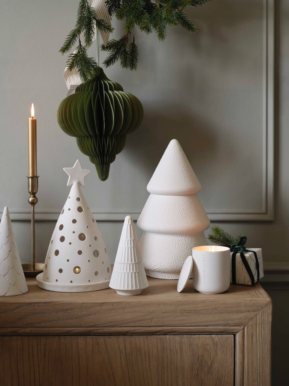 Grand pot en céramique blanche texturée en forme d'arbre