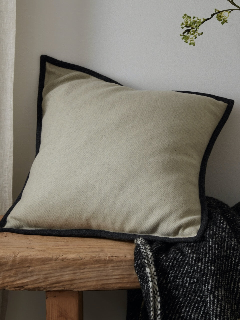 Housse de coussin en laine crème avec bordure ardoise