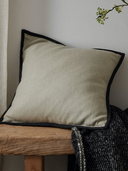 Housse de coussin en laine crème avec bordure ardoise