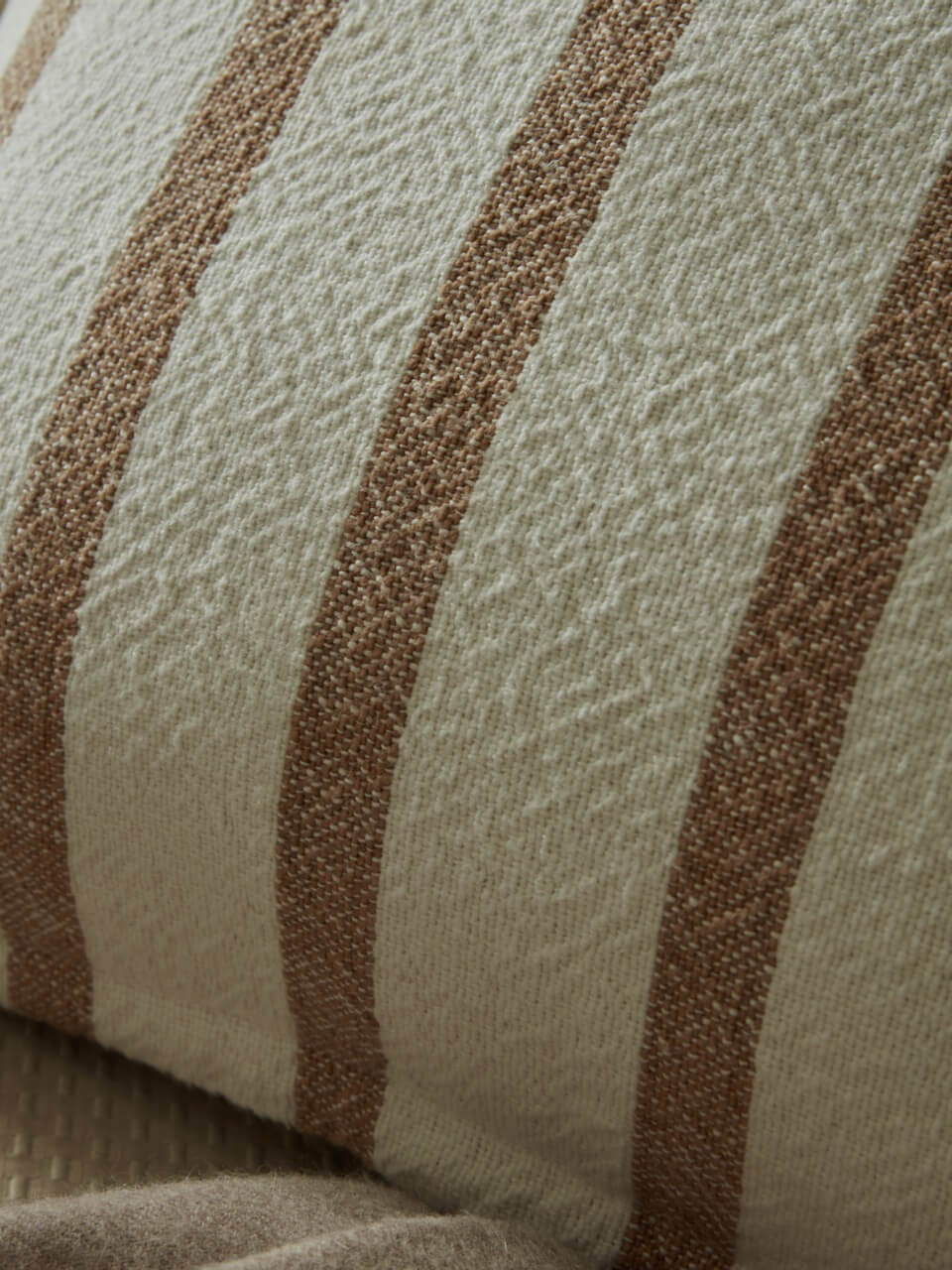 Housse de coussin à rayures camel