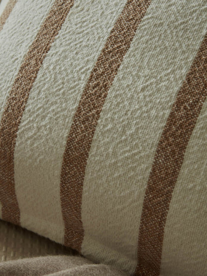 Housse de coussin à rayures camel