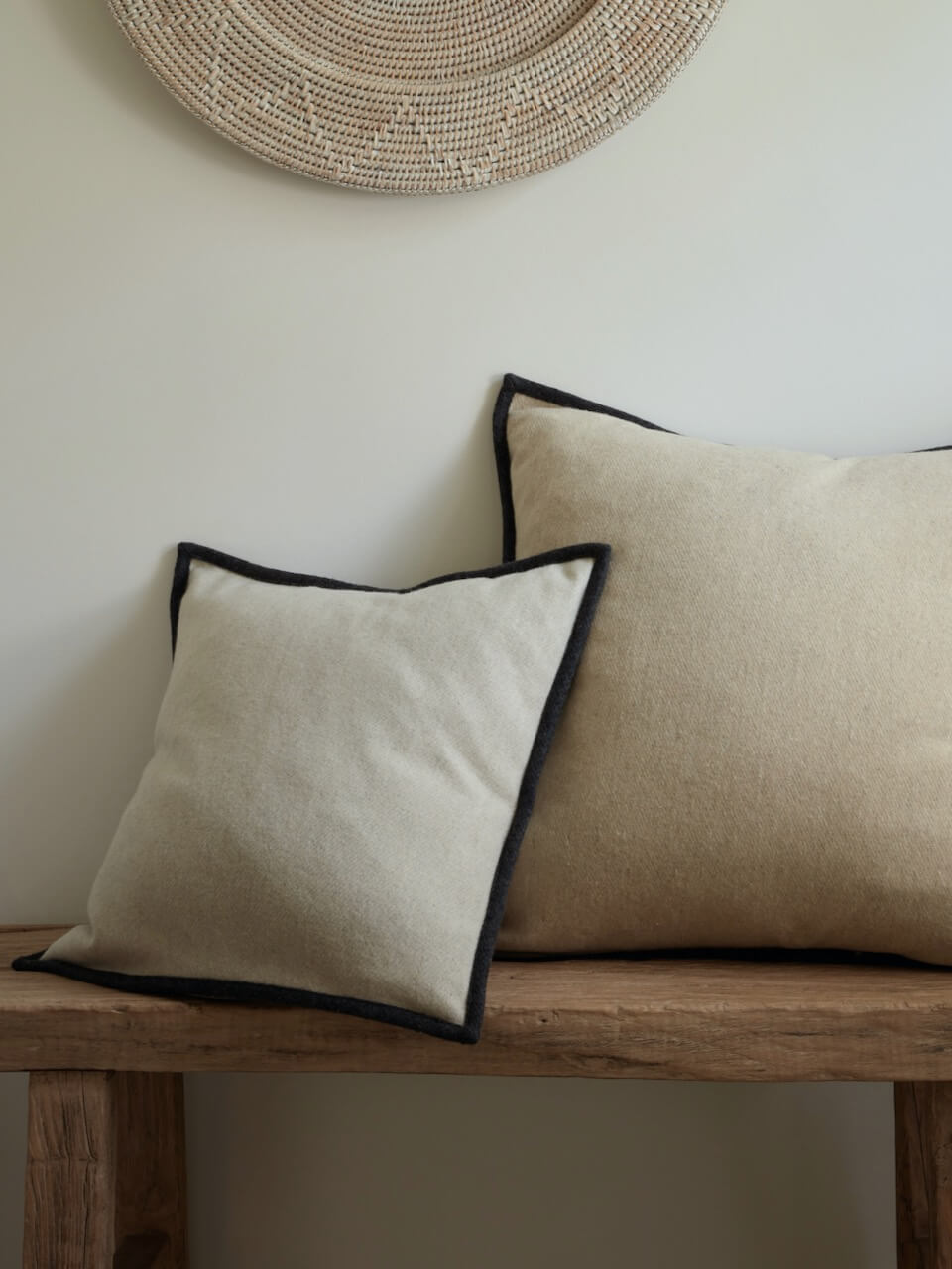 Housse de coussin en laine crème avec bordure ardoise