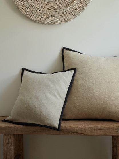 Housse de coussin en laine crème avec bordure ardoise