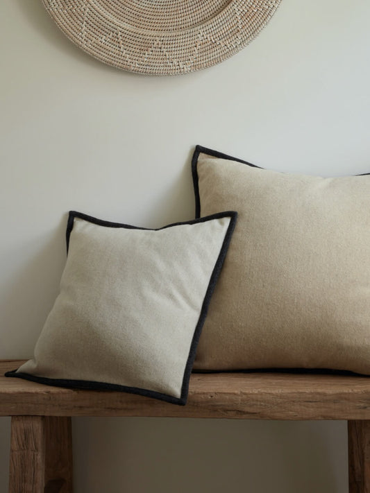 Housse de coussin en laine crème avec bordure ardoise