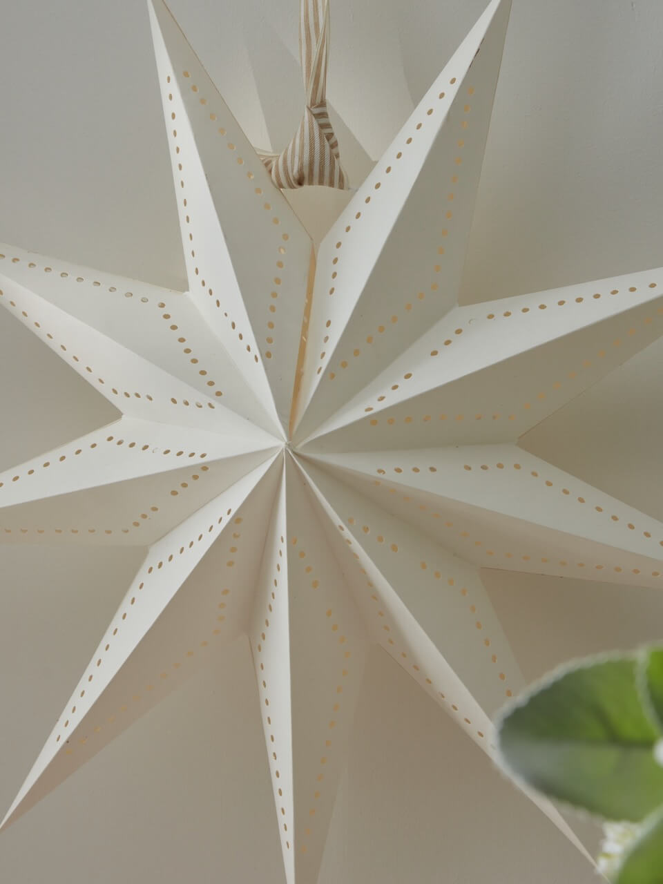 Étoile en papier blanc antique détaillée