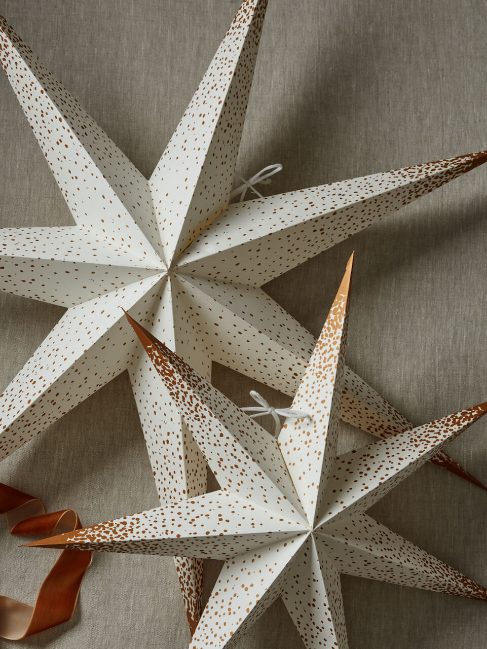 Étoile en papier blanc à pois dorés