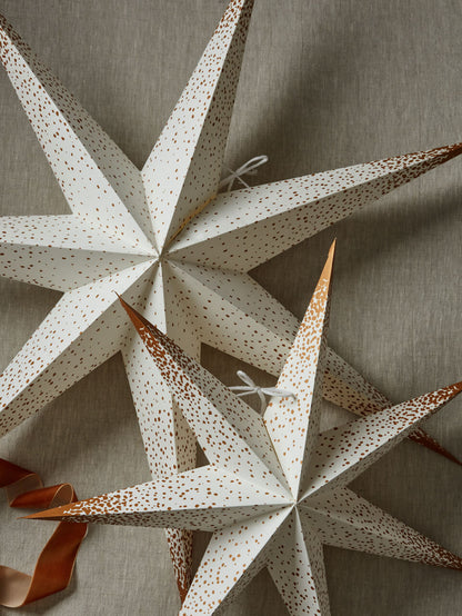 Étoile en papier blanc à pois dorés