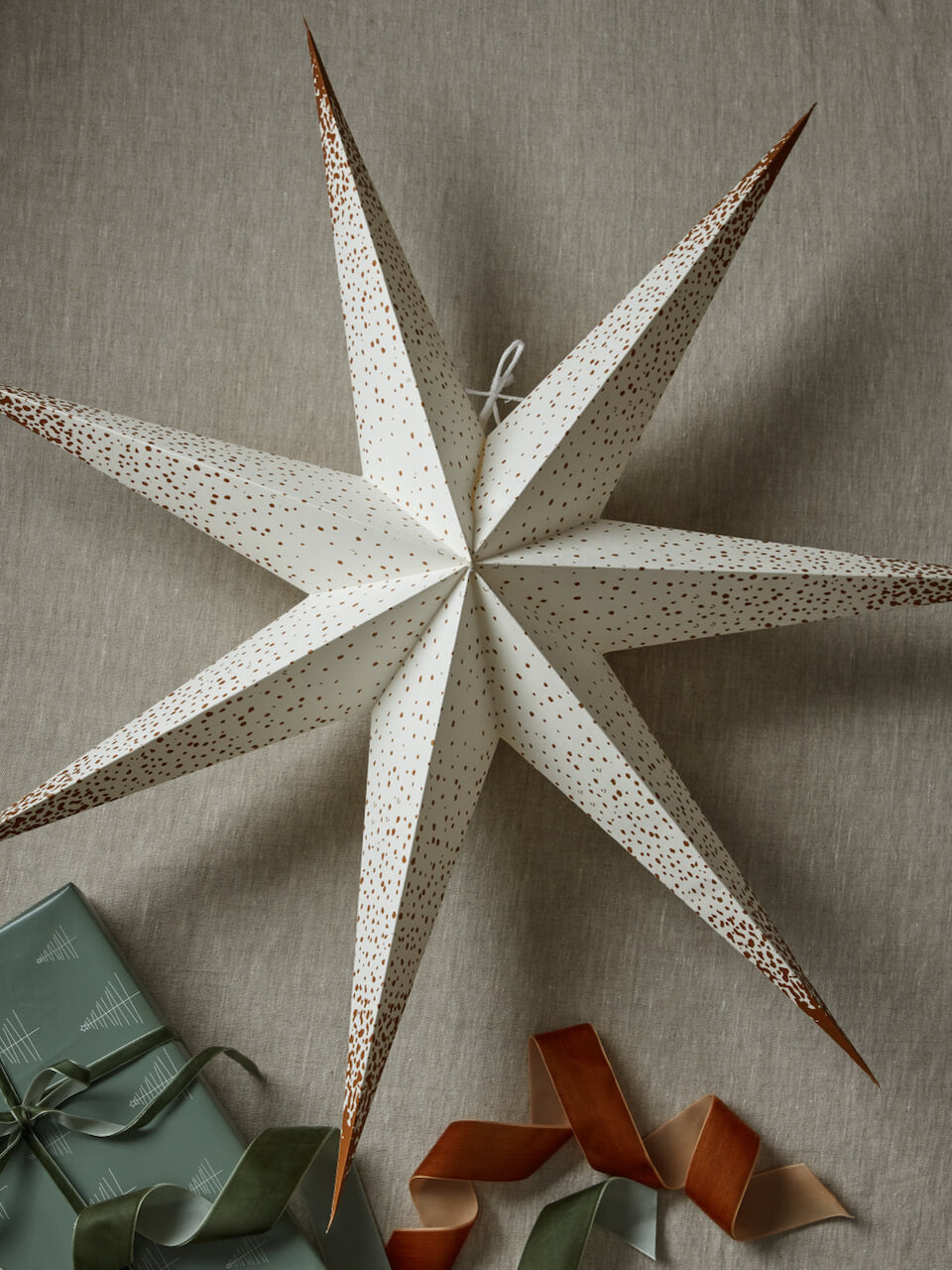 Étoile en papier blanc à pois dorés