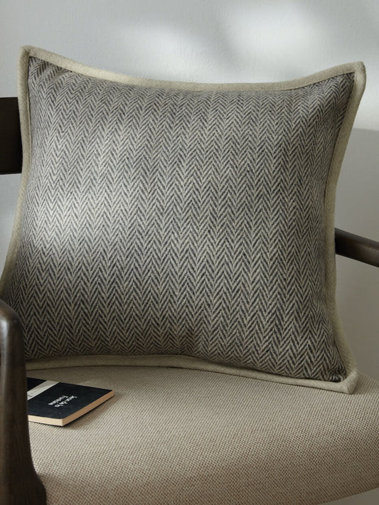 Housse de coussin en laine à chevrons gris 50 x 50 cm