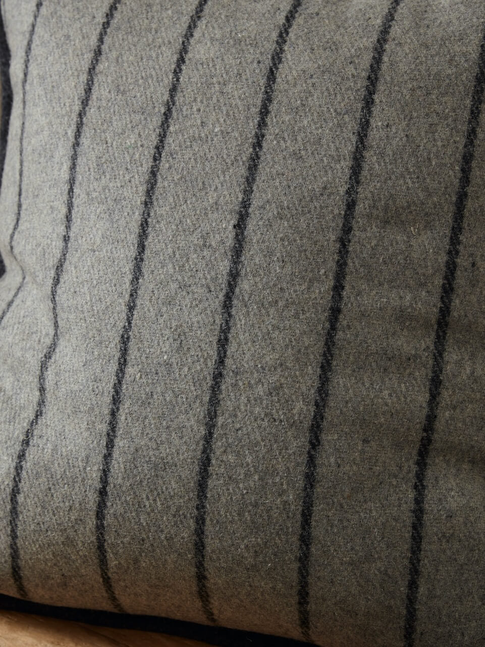 Housse de coussin en laine à rayures grises 50 x 50 cm